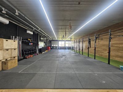 Intérieur de la box CrossFit TTS à Waterloo : zone WOD dégagée et équipement fonctionnel