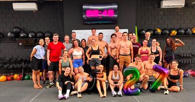 La communauté CrossFit TTS Waterloo réunie après un entraînement de groupe